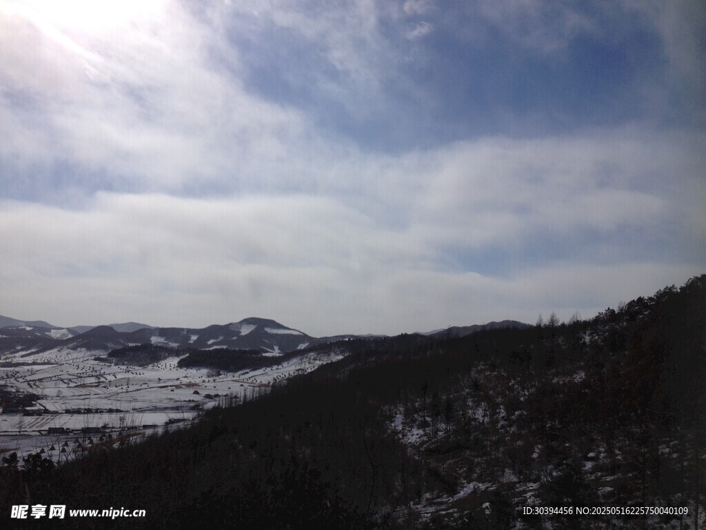冬日山巒雪景