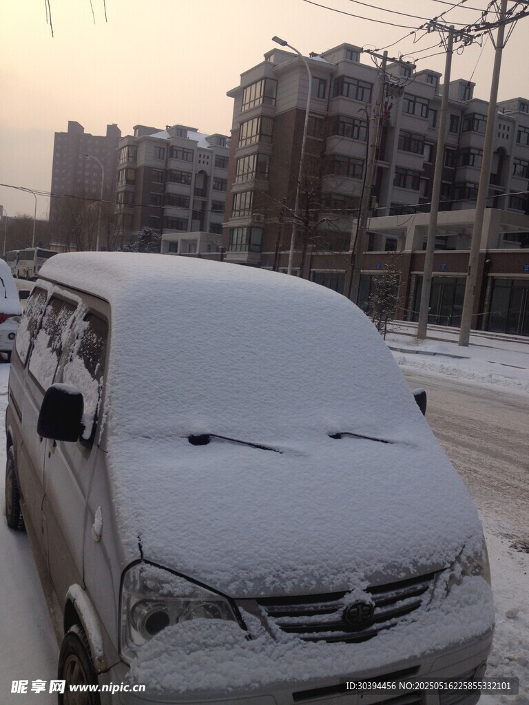 雪覆面包車于小區街道