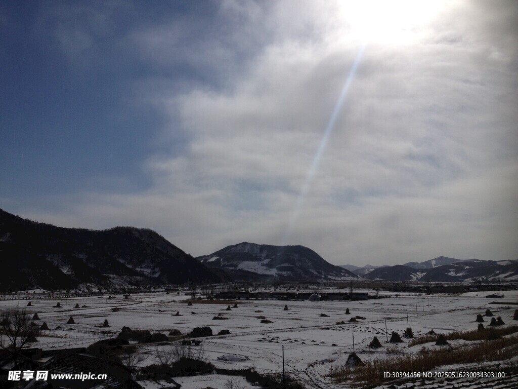 冬日雪山下的開闊景致