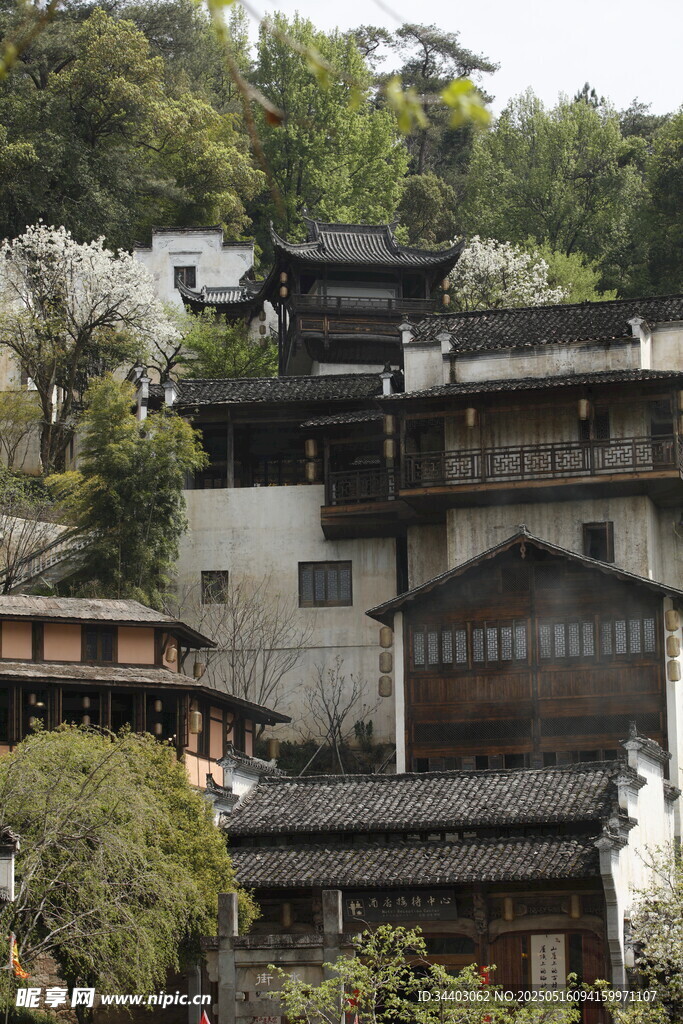 古樸中式建筑群依山而立