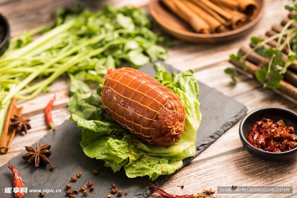 美味烤腸配新鮮蔬菜香料