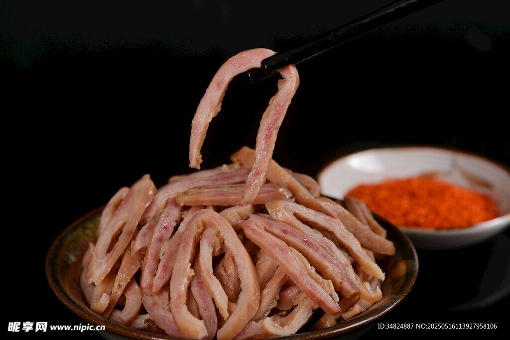 筷子夾起的美味鴨腸