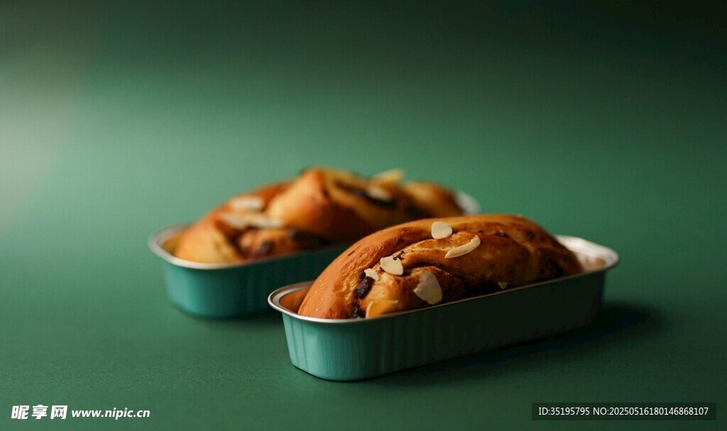 綠色容器中的美味烘焙食品