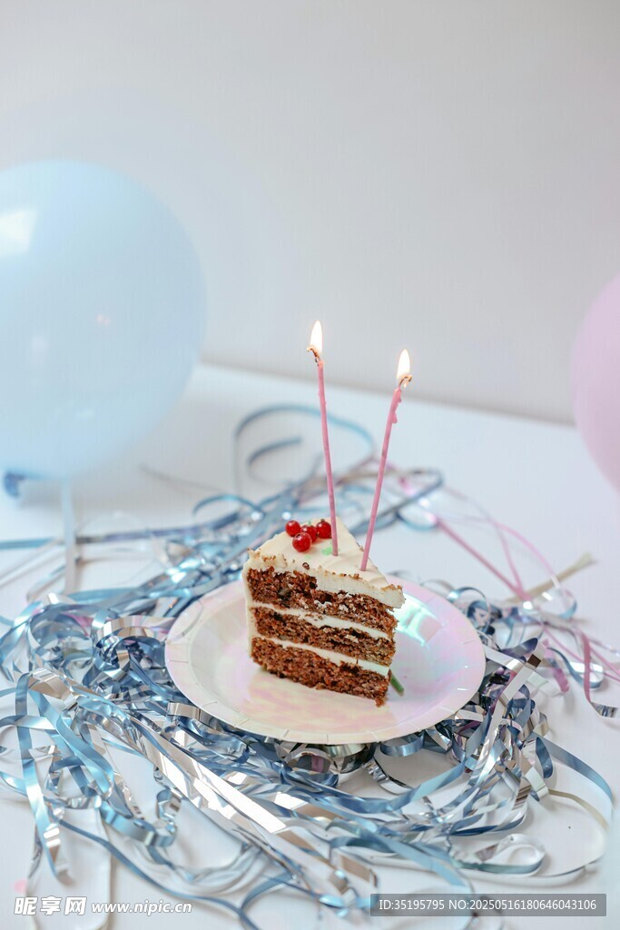生日蛋糕配蠟燭與氣球