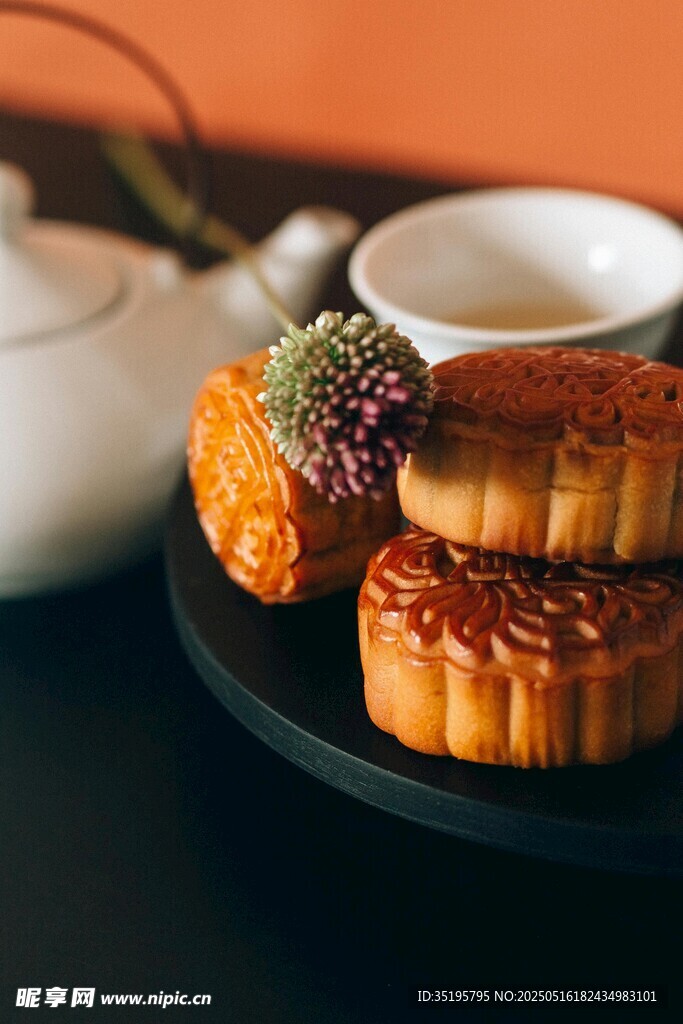傳統月餅與茶具的雅致組合