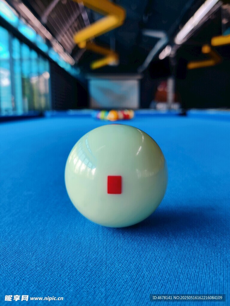 臺(tái)球特寫桌上的白色彩球