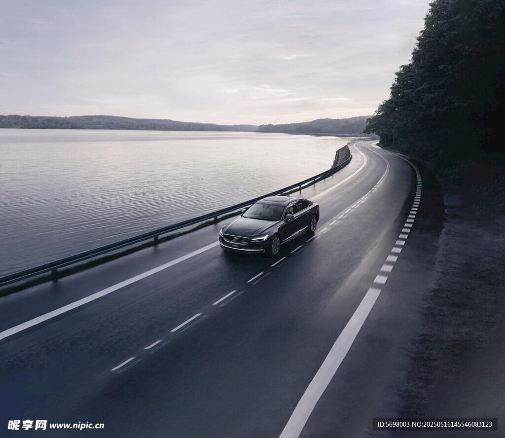 公路上行駛的汽車與湖景