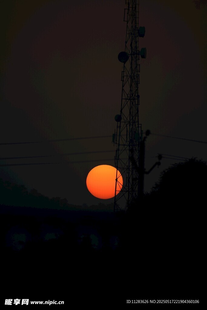 夕陽下的通信塔剪影