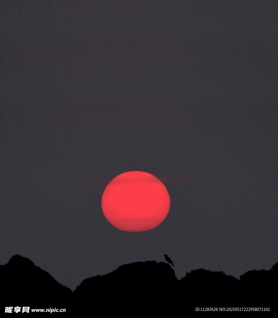 夕陽西下映山巒