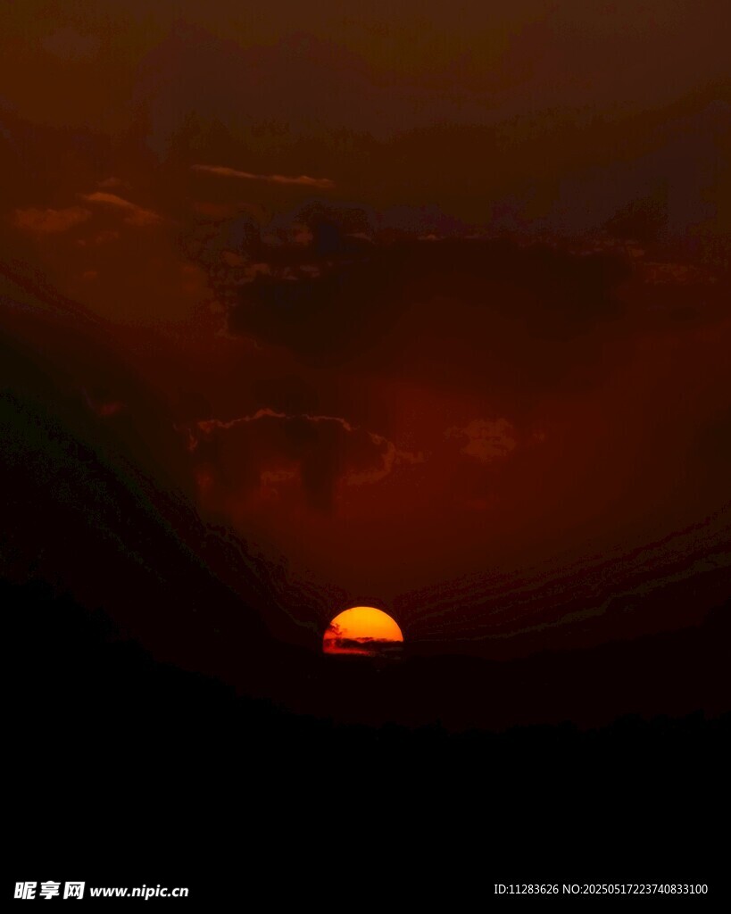 日落時(shí)分的壯麗山間景象