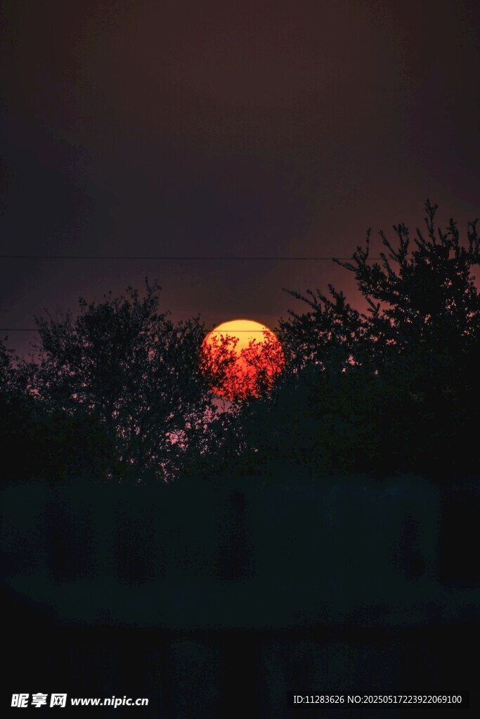 夕陽西下映紅天際
