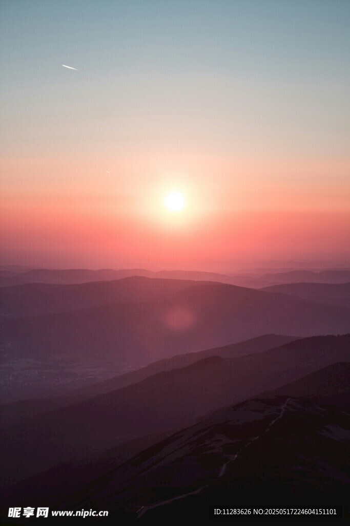 日出時(shí)分的壯美山巒景色