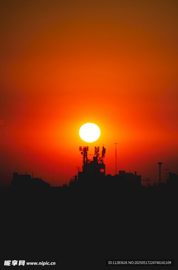 夕陽下的塔吊剪影