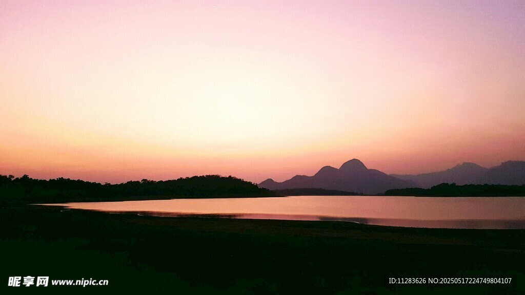 日落時分的湖山美景