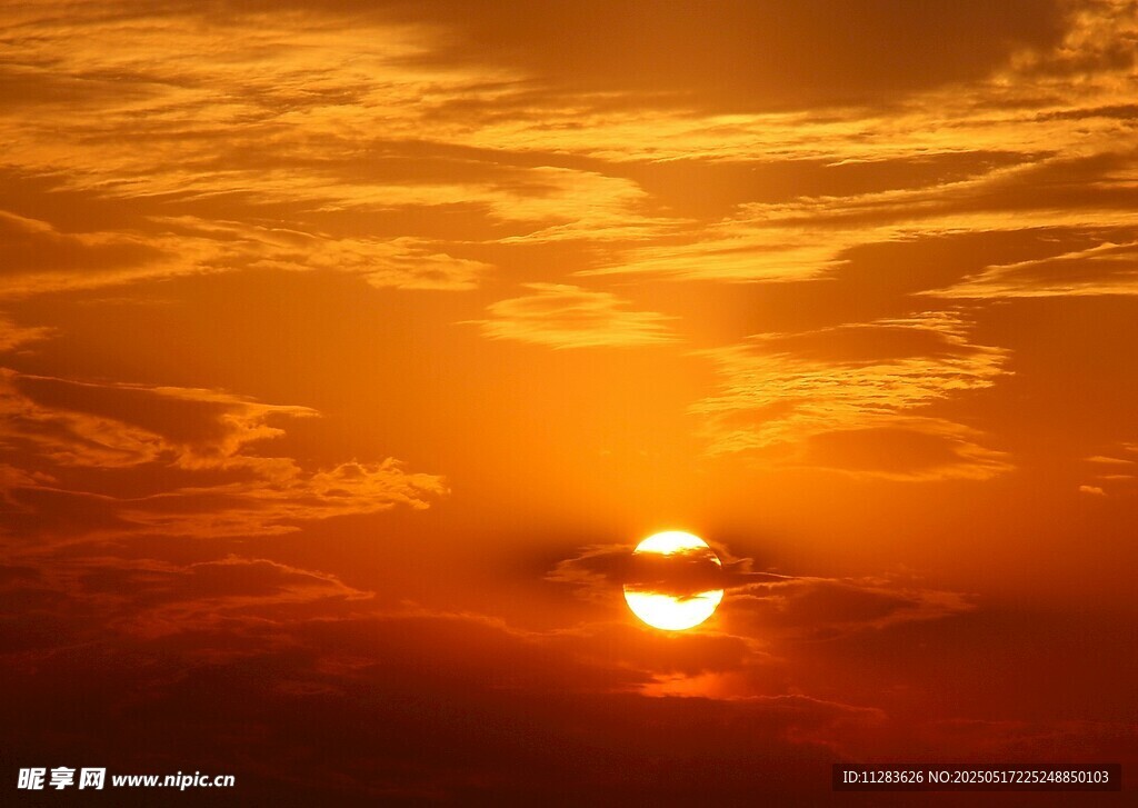壯麗夕陽下的絢爛天空