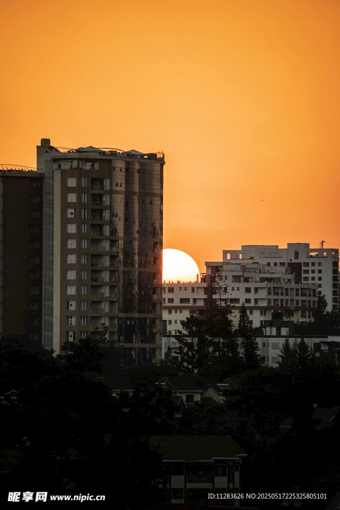 夕陽下的城市建筑剪影