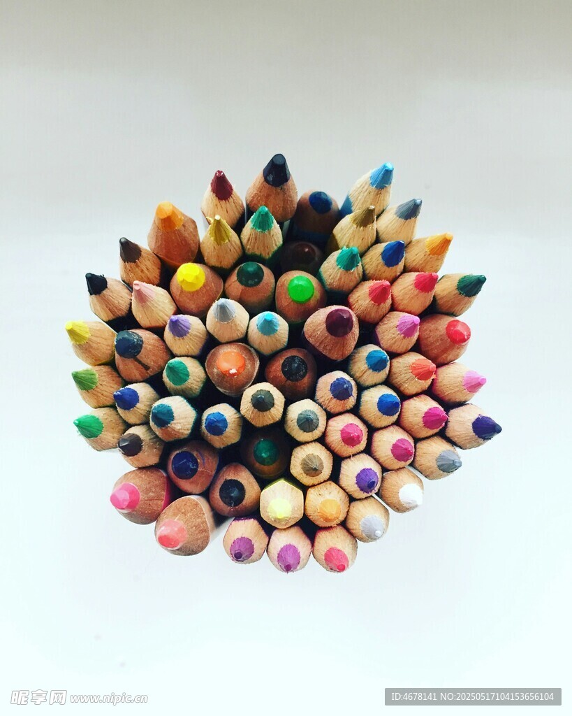彩色鉛筆堆疊造型展示