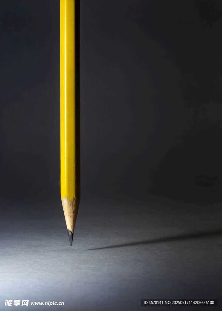 直立的黃色鉛筆