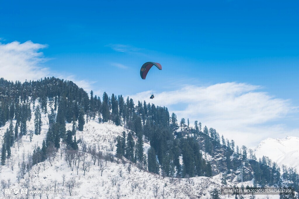 雪山之上的滑翔傘飛行