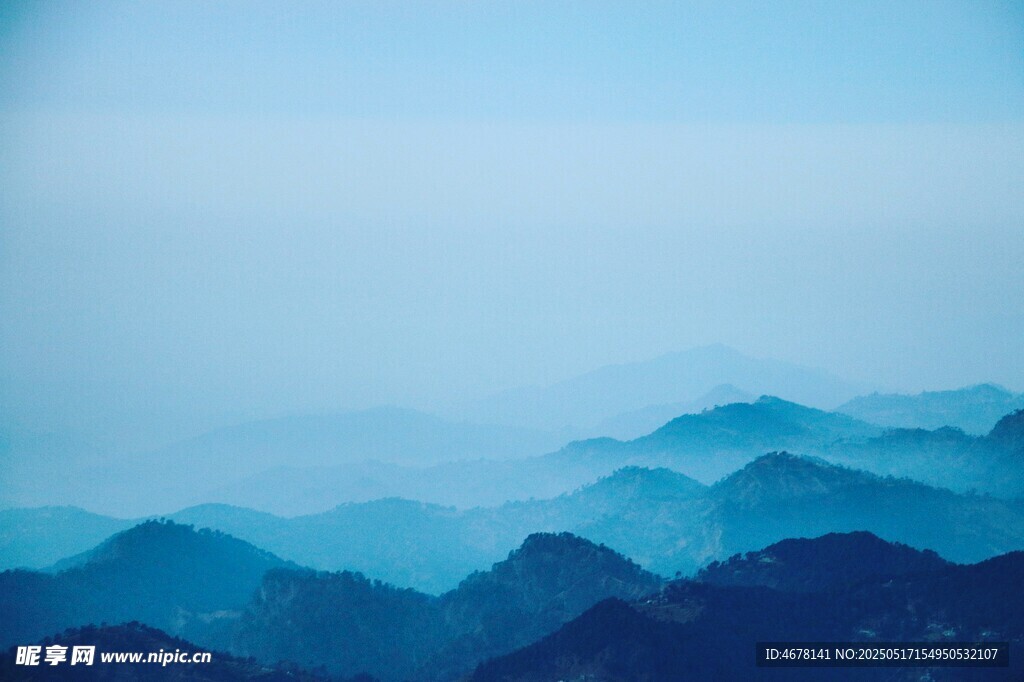 層巒疊嶂的藍色山脈景觀