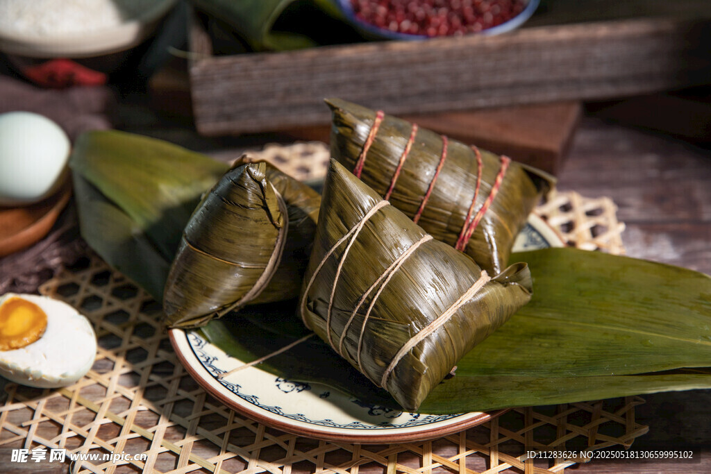 傳統美味粽子擺放在盤上