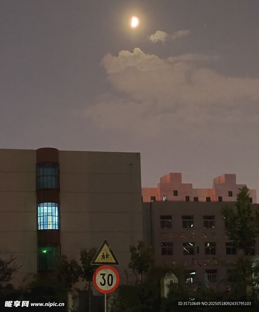 城市夜空下的建筑與月亮