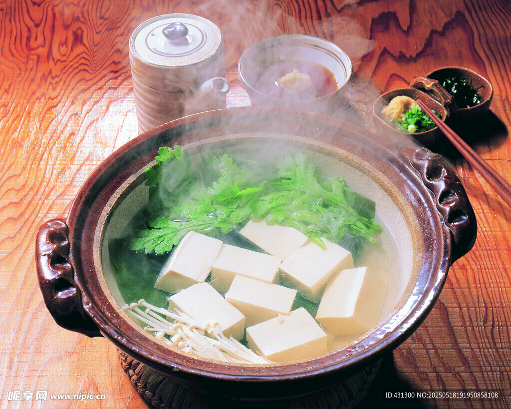 熱氣騰騰的豆腐蔬菜火鍋
