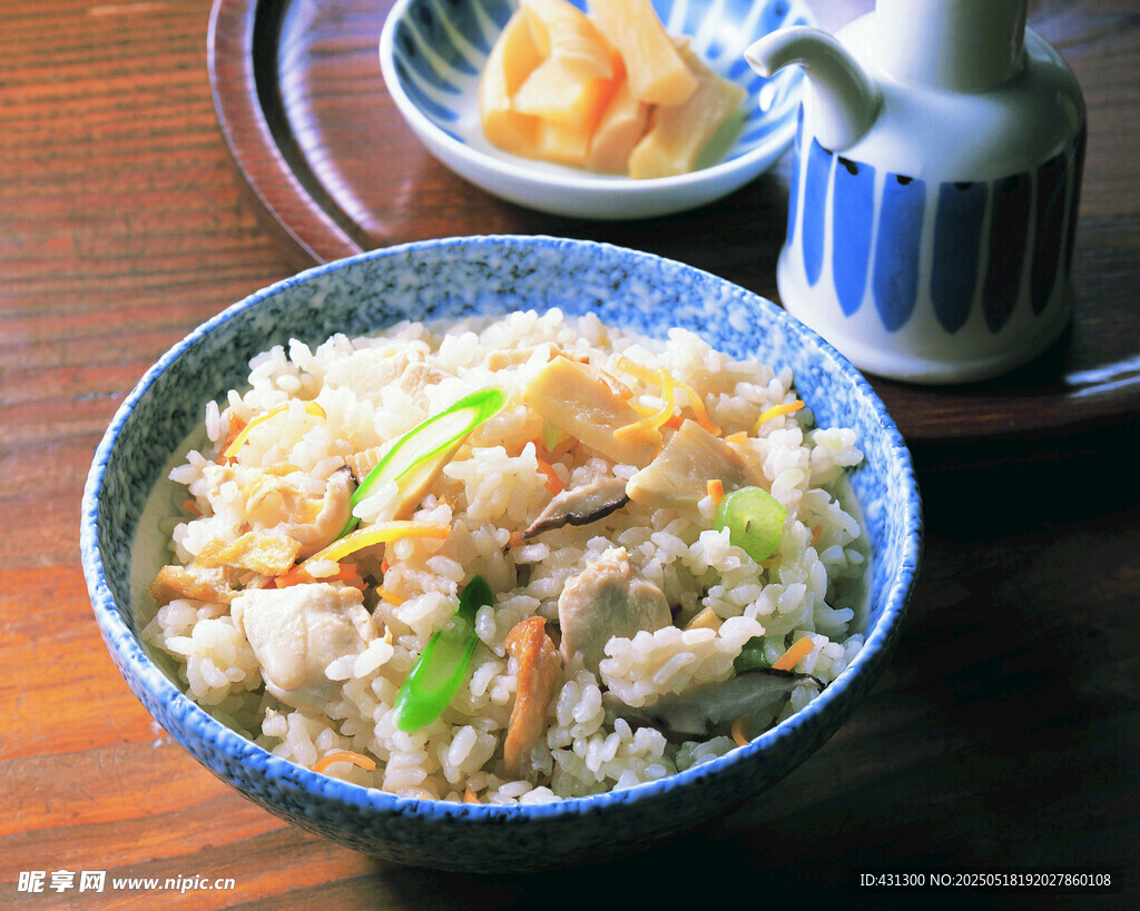 美味蝦仁炒飯擺于桌前
