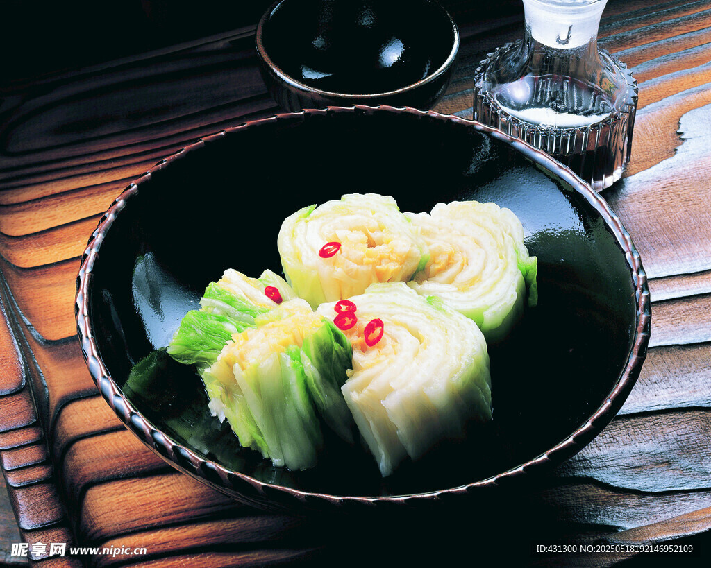 美味白菜卷擺于黑盤