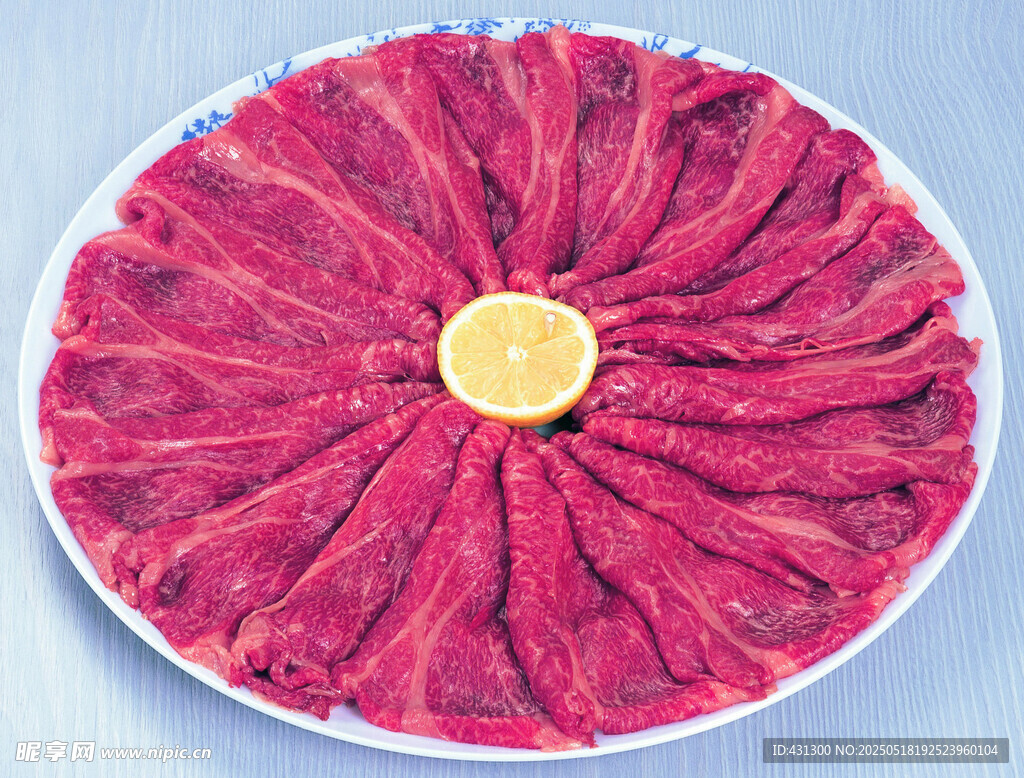 鮮切牛肉擺盤配檸檬片