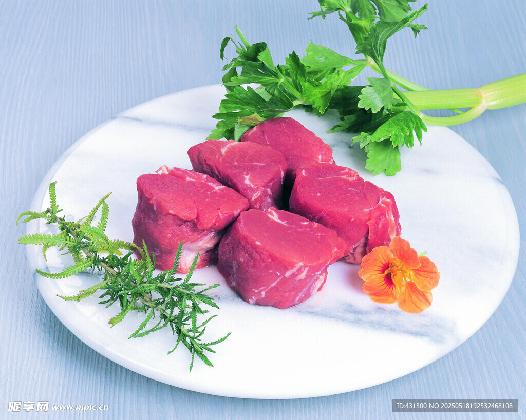 新鮮生牛肉塊配香草裝飾