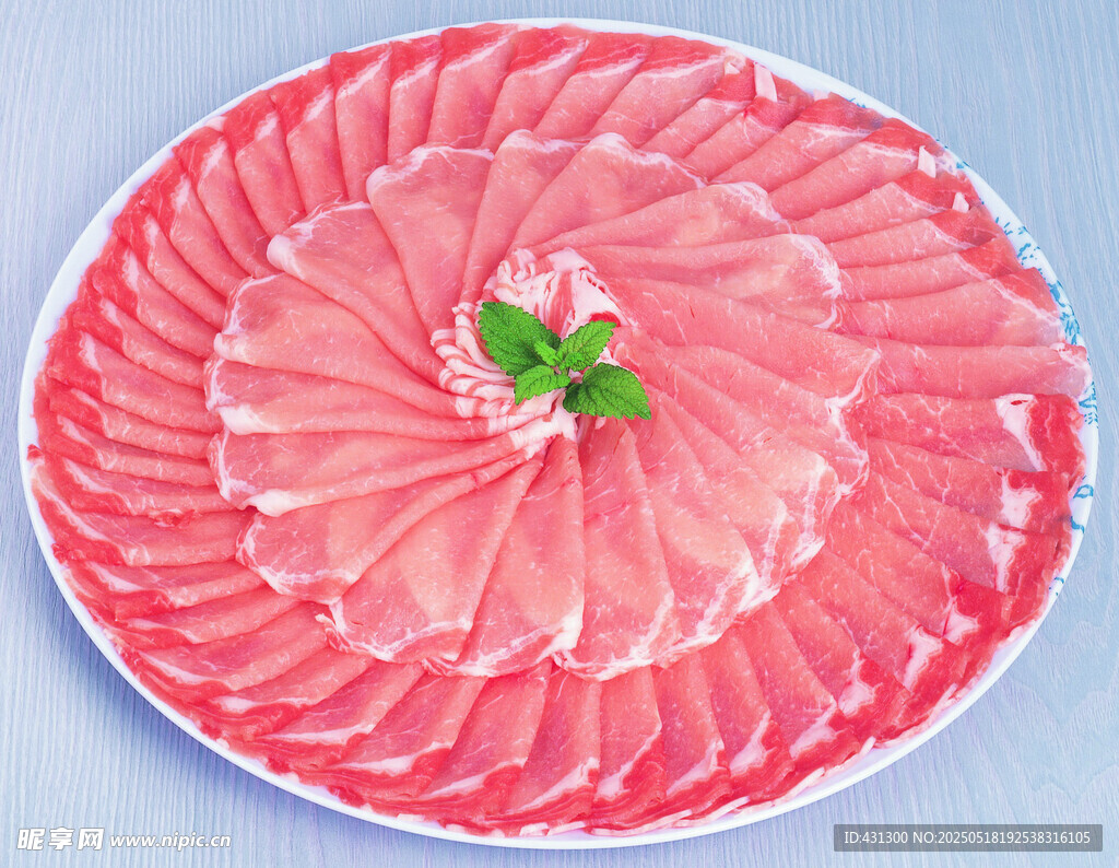 精美擺盤的粉色肉片
