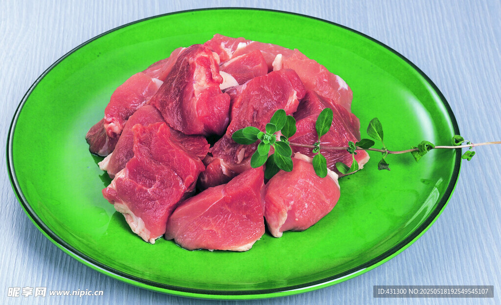 綠色盤中鮮嫩牛肉切片
