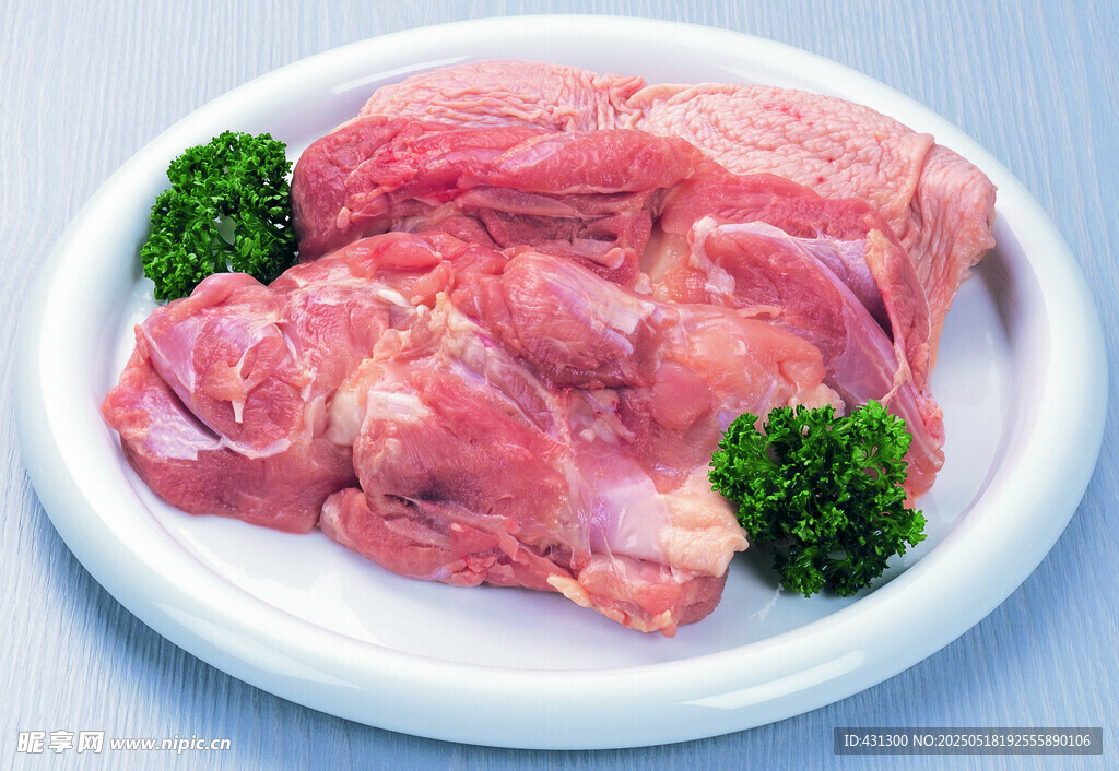 新鮮生雞肉擺放在白盤上
