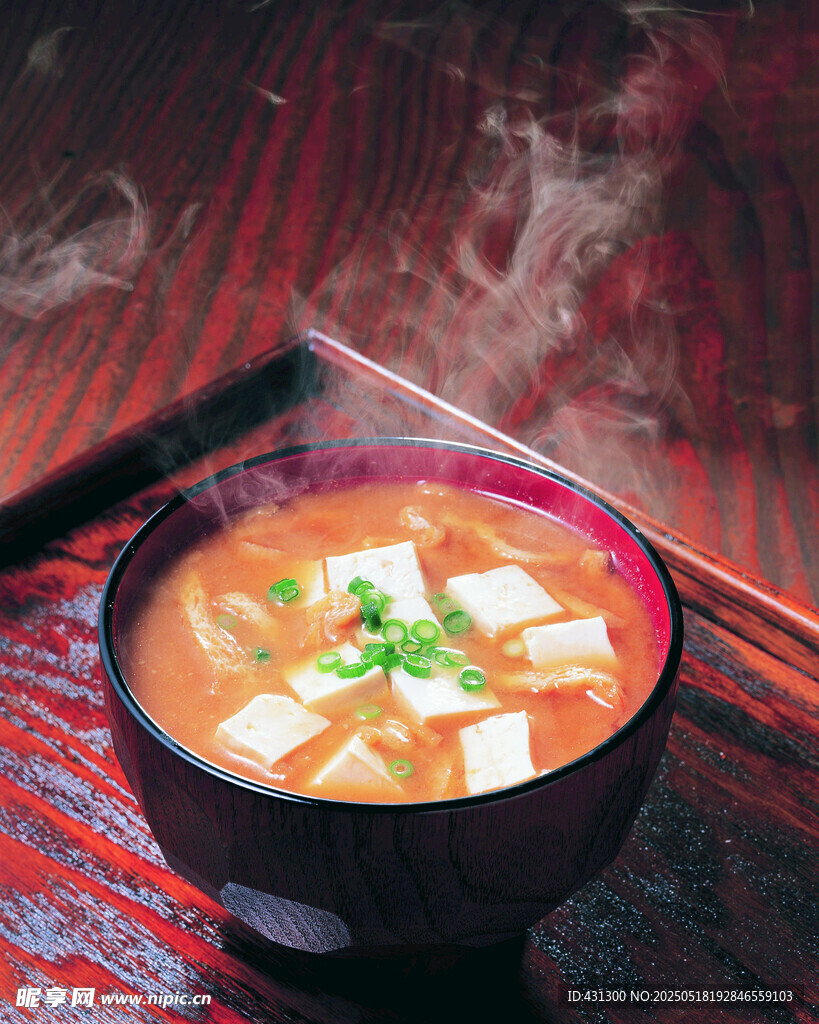 熱氣騰騰的美味豆腐湯