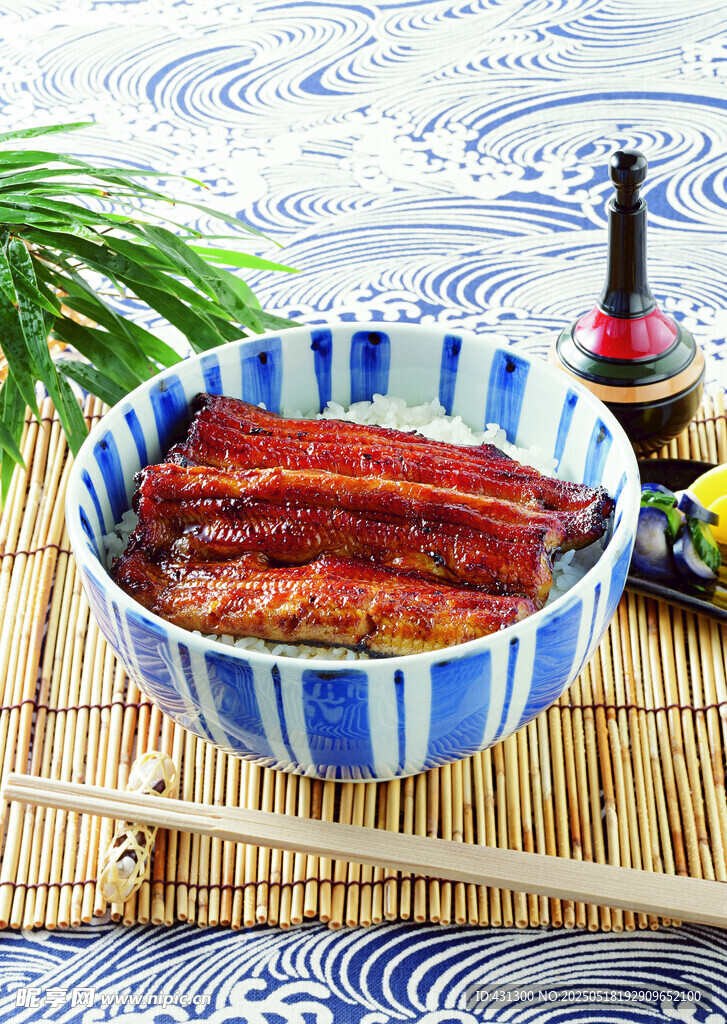 藍碗盛美味鰻魚