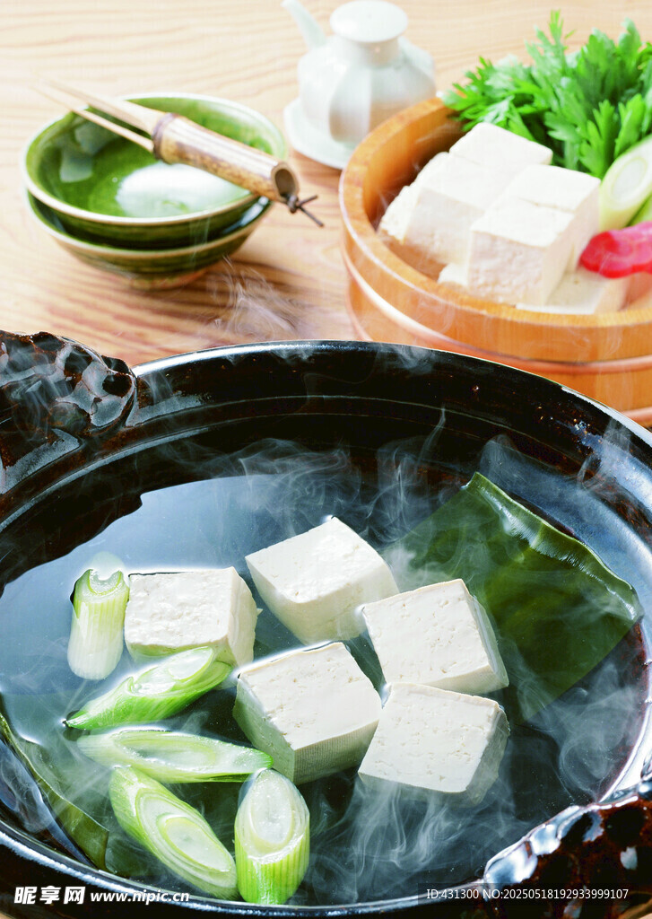 鍋中煮豆腐與青椒
