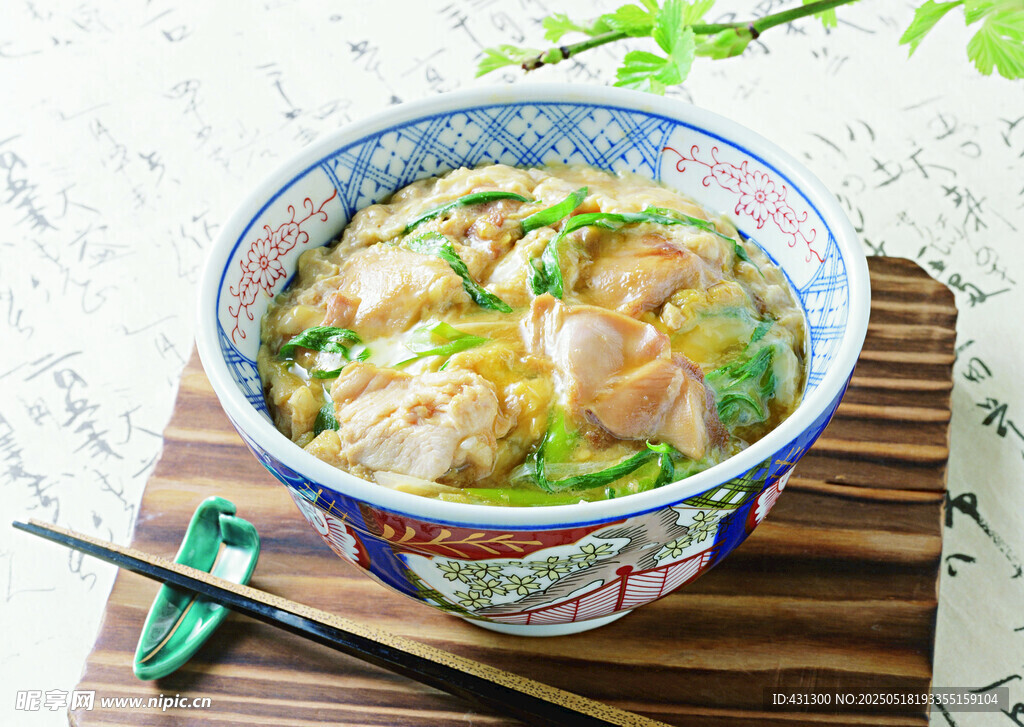 美味餛飩盛于精致碗中