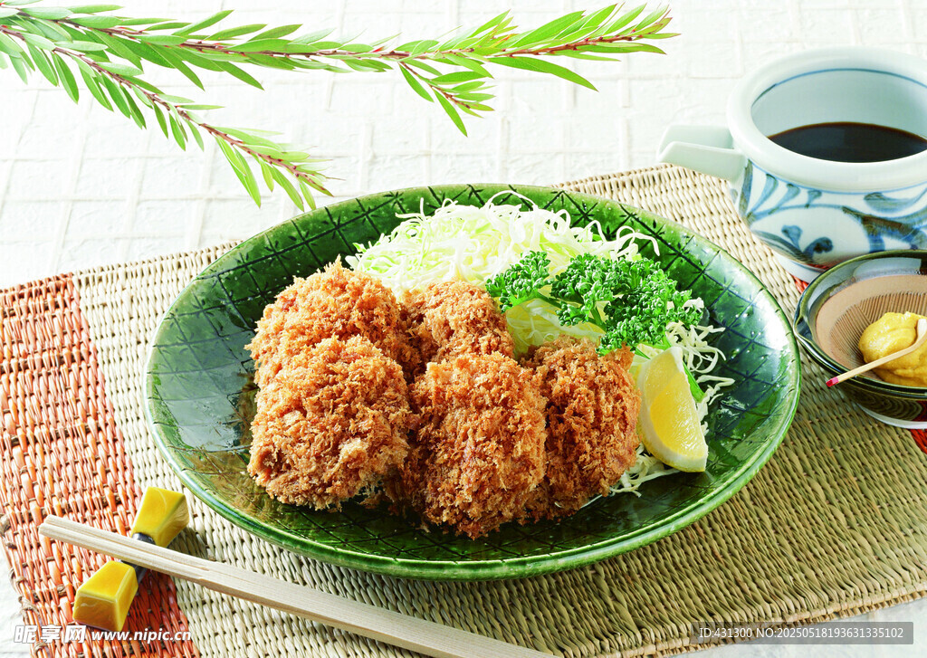 美味炸肉丸配米飯蔬菜