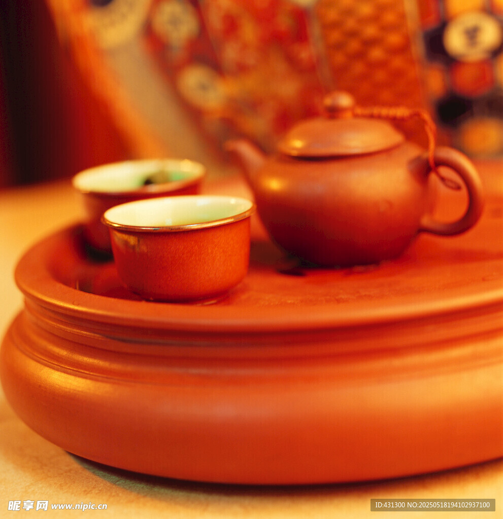 古樸茶具展現(xiàn)中式韻味