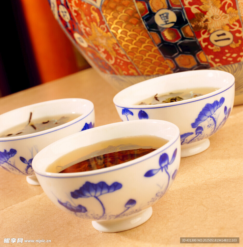 青花瓷茶杯中的香茗