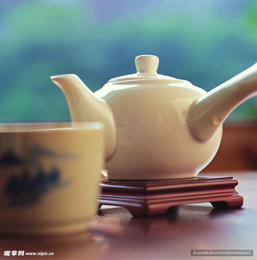 素雅白瓷茶壺與古樸茶杯