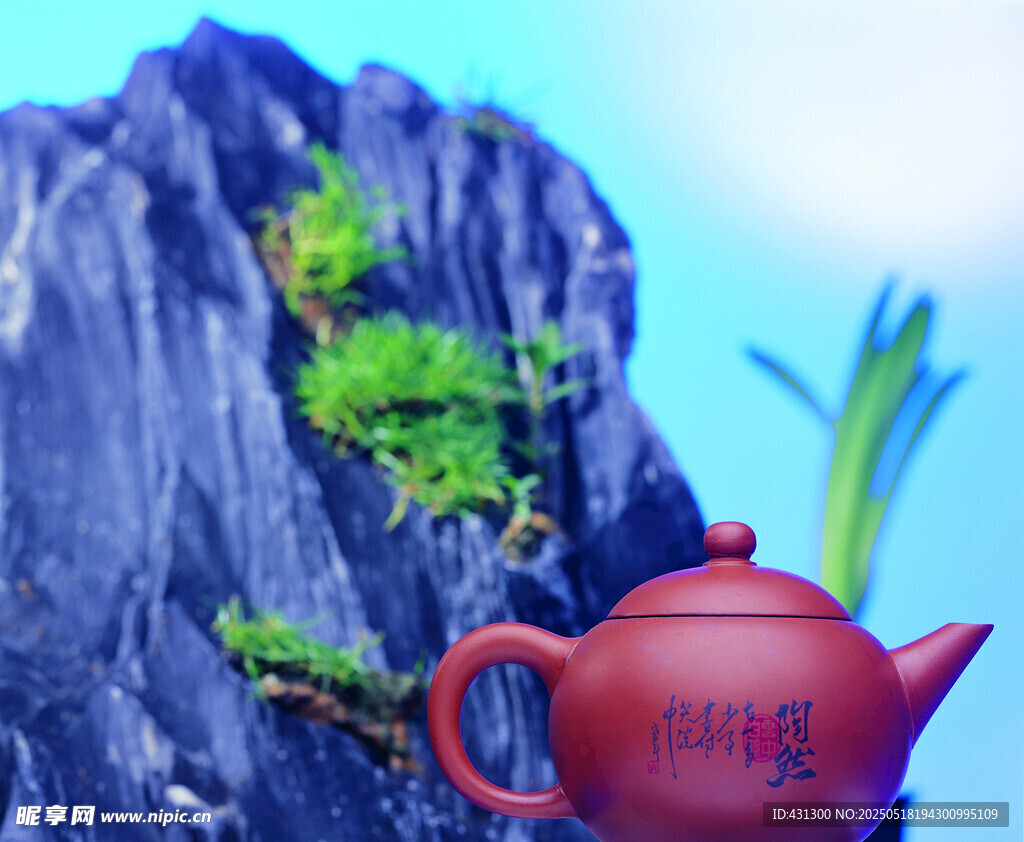 山石間的雅致紅陶茶壺