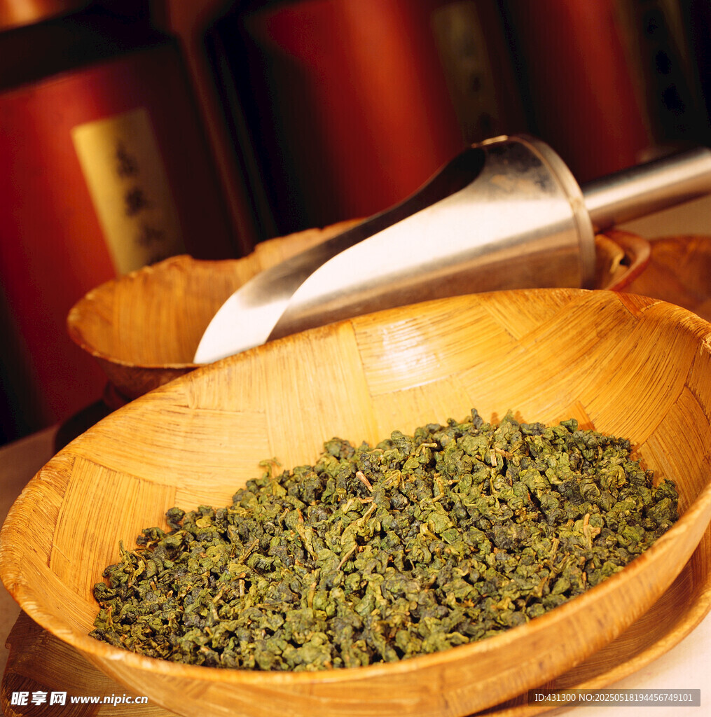 木碗中的新鮮茶葉