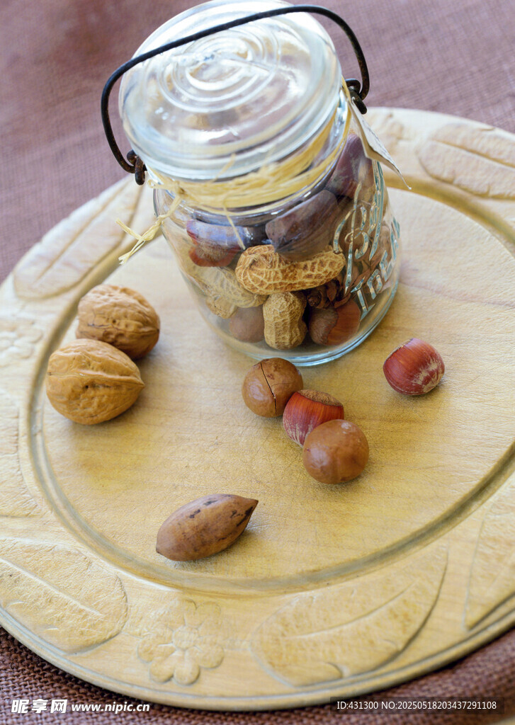 罐中堅(jiān)果與盤(pán)上散落堅(jiān)果