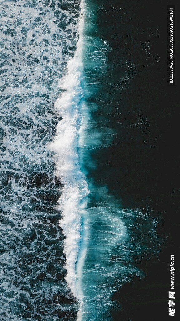 海浪翻涌的藍色海洋景觀