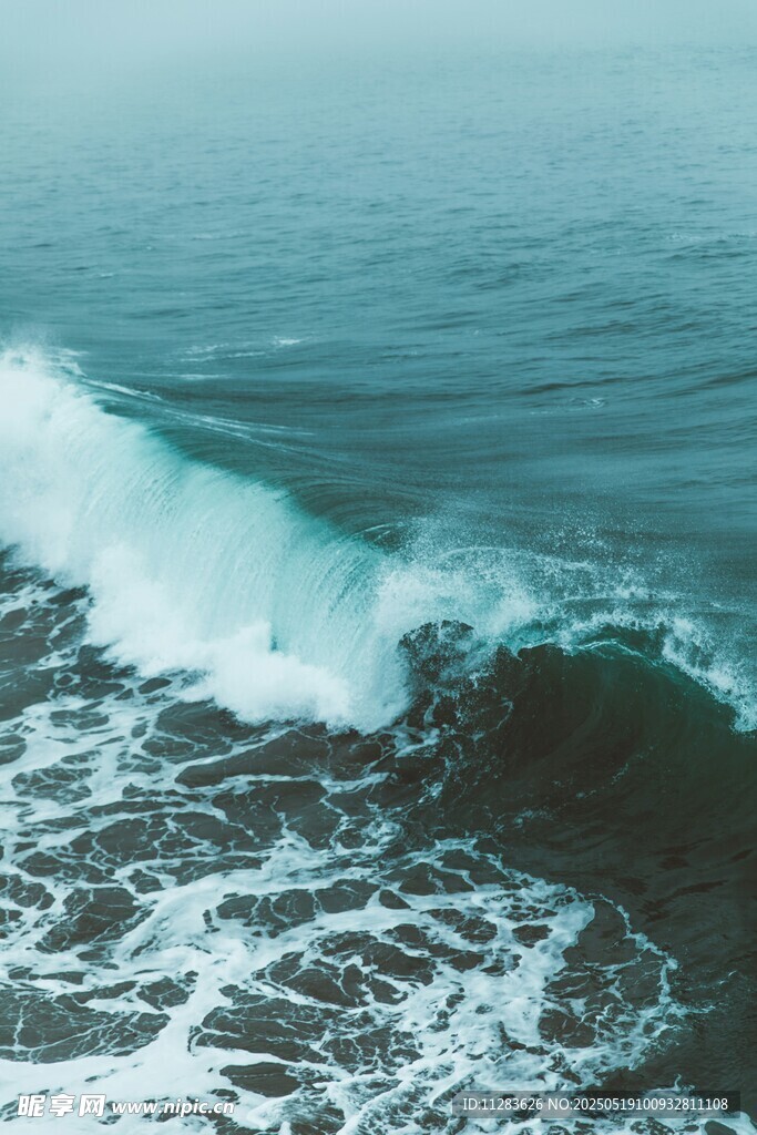 海浪翻涌的壯闊海洋景象
