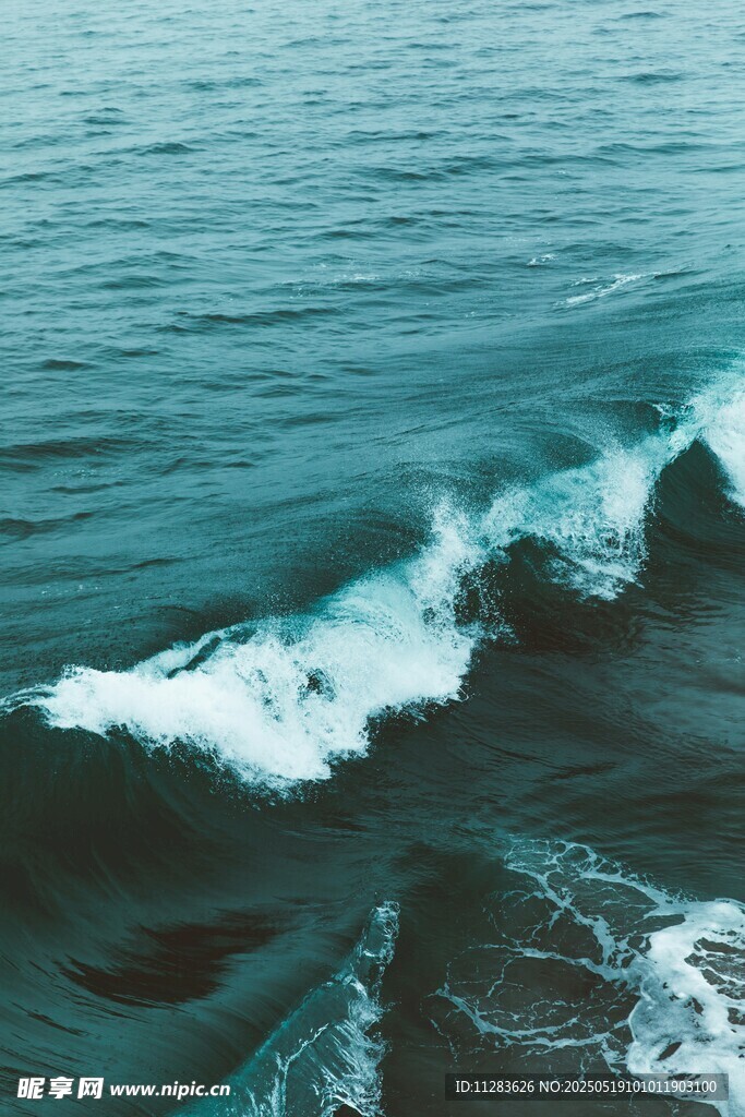 海上翻涌的白色浪花