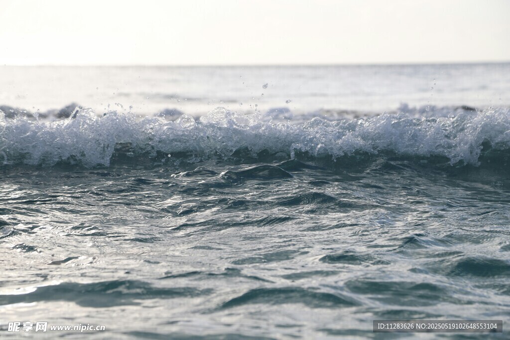 海浪翻涌的美麗海面