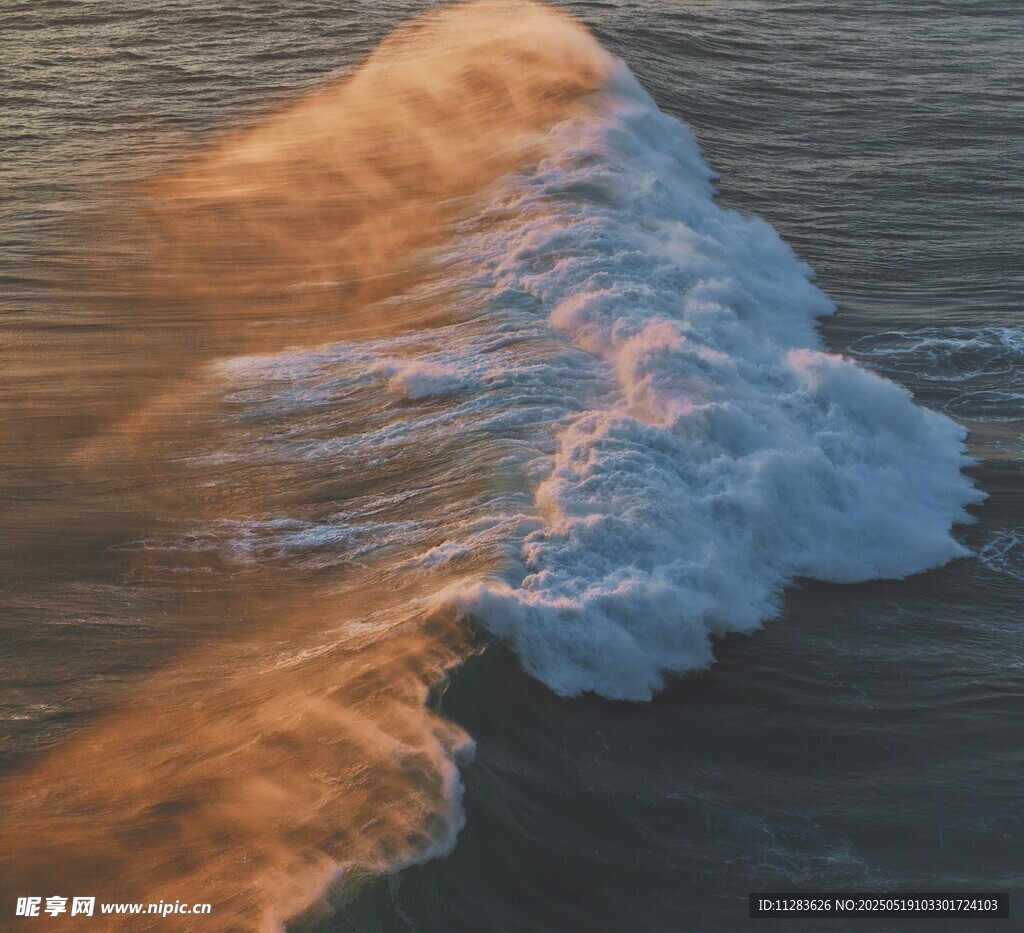 海浪翻涌的壯麗瞬間